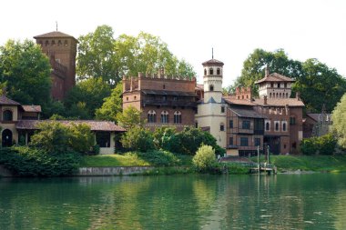 Borgo Ortaçağ köyü ve İtalya 'nın Torino kentindeki Valentino Parkı' nın içindeki Po Nehri üzerindeki kaledir.