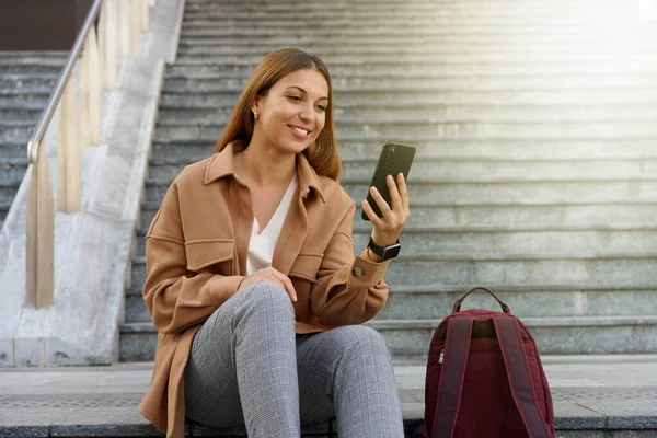 University Student Entrepreneur Young Mobile Phone Reading Sitting Outdoors — Stock Photo, Image