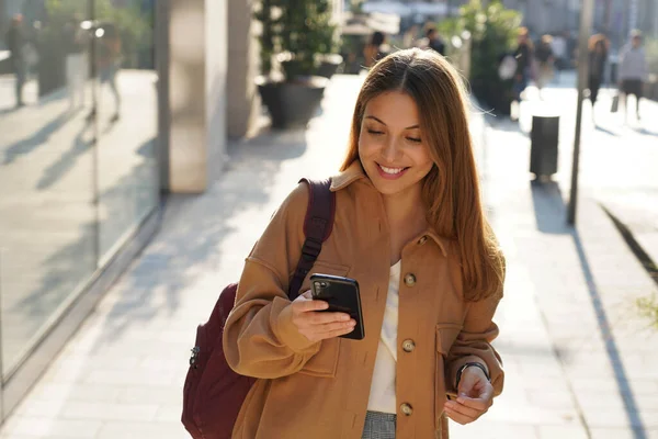 Mladá Usměvavá Módní Žena Nosí Kabát Drží Smartphone Chůze Nákupní — Stock fotografie