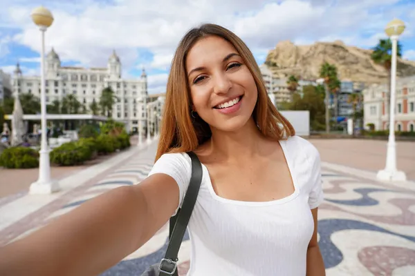 Selfie Girl Alicante España Autorretrato Mujer Joven Con Casa Carbonell —  Fotos de Stock