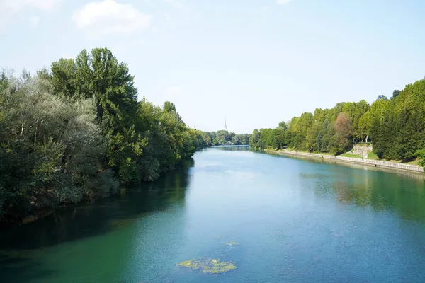 Po Nehri, İtalya, Torino 'daki Parco del Valentino Parkı' nı kuşatıyor.