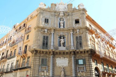 PALERMO, İtalya - 5 Temmuz 2020: Palermo, Sicilya, İtalya 'da Quattro Canti (dört köşe)