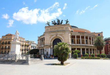 PALERMO, İtalya - 05 Temmuz 2020: POLİTEAMA GARIBALDI Tiyatrosu ve RUGGIERO SETTIMO Anıtı Palermo, Sicilya, İtalya
