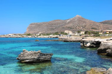 Kayalık plajın güzel panoramik manzarası ve Favignana adasının mavi gölü, Sicilya, İtalya