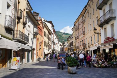 AOSTA, İtalya - 20 AĞUSTOS 2021: İtalya 'nın tarihi Aosta kenti