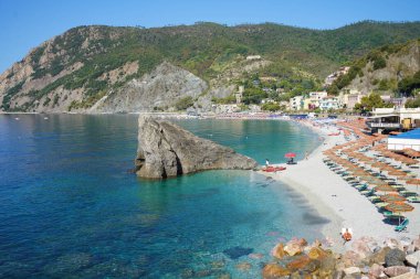 Monterosso ve Cinque Terre Ulusal Parkı 'nda plaj şemsiyeleri, Monterosso al Mare, Liguria, İtalya