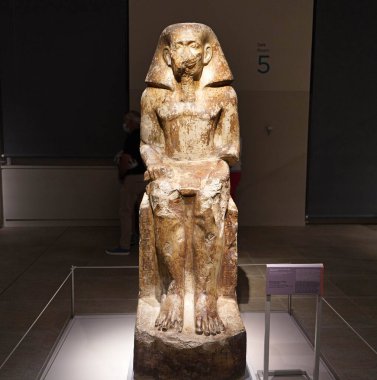 TURIN, İtalya - 19 AĞUSTOS 2021: Mısır uygarlığı, Mısır Torino Müzesi, İtalya 'nın Neferhotep oğlu Uahka' nın heykeli