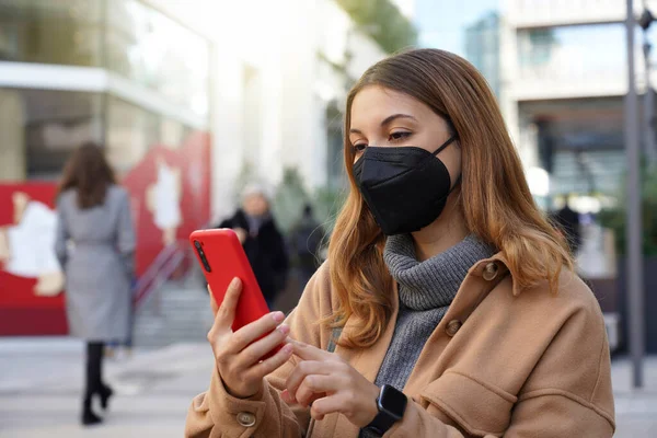 마스크를 아름다운 Ffp2 Kn95 거리에서 온라인 쇼핑을 전화를 이용한다 — 스톡 사진