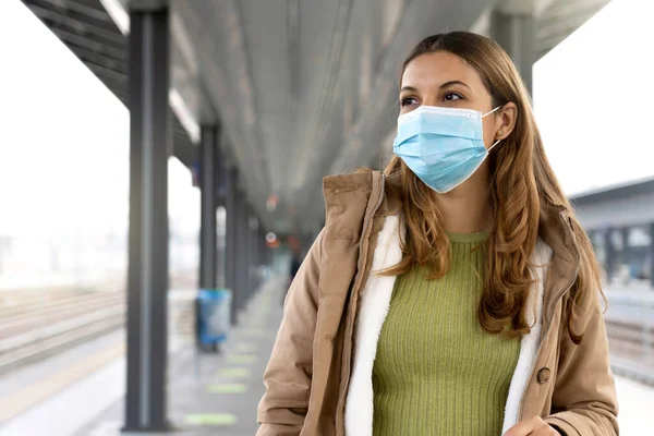 Mujer Viajero Con Máscara Quirúrgica Esperando Tren Estación Aire Libre — Foto de Stock