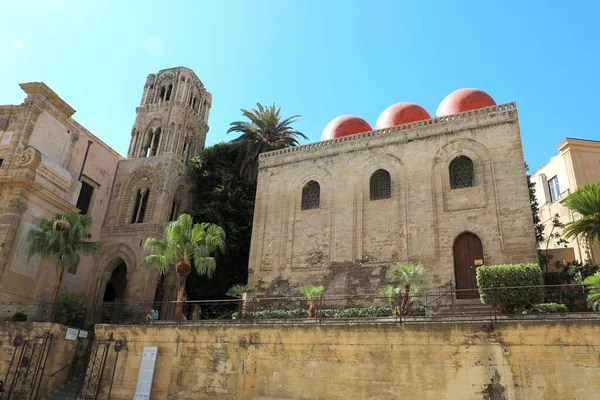 Kościół San Cataldo Trzema Czerwonymi Kopułami Przyłączony Kościoła Santa Maria — Zdjęcie stockowe