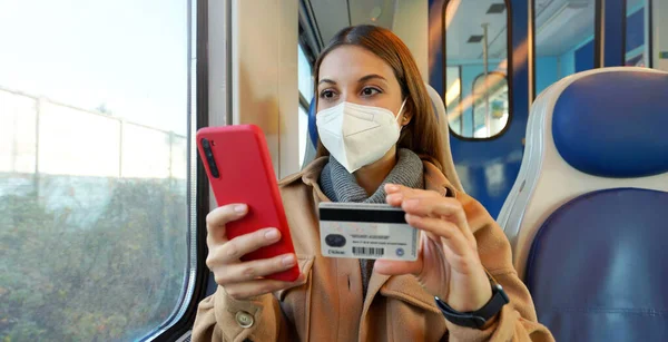 Ffp2 Kn95 마스크를 카드와 스마트폰을 여행하는 여성의 — 스톡 사진