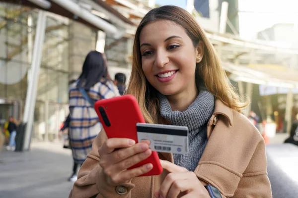 Счастливая Красивая Женщина Держит Смартфон Вводит Номер Кредитной Карты Улице — стоковое фото
