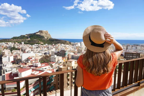 Visitando Alicante Espanha Menina Viajante Desfrutando Vista Para Paisagem Urbana — Fotografia de Stock