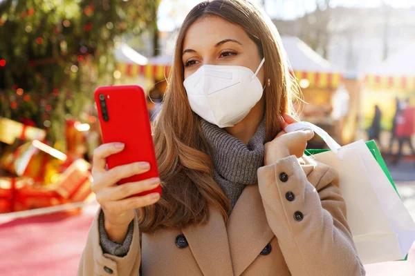 Giovane Donna Moda Con Kn95 Ffp2 Maschera Guardando Suo Telefono — Foto Stock