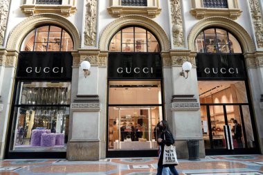 MILAN, İtalya - 14 Ocak 2022: Galleria Vittorio Emanuele II 'deki GUCCI mağazası cephesi Dünyanın en eski alışveriş merkezi, Milan, İtalya