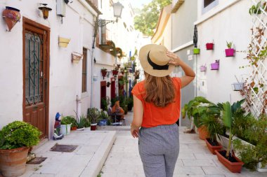 Alicante 'yi İspanya' da ziyaret ediyorum. Gezgin kadın İspanya 'da Alicante' li Santa Cruz 'u ziyaret ediyor. Tipik Akdeniz mimarisi ve dekorasyonuyla Avrupa kentini keşfeden turist kız.