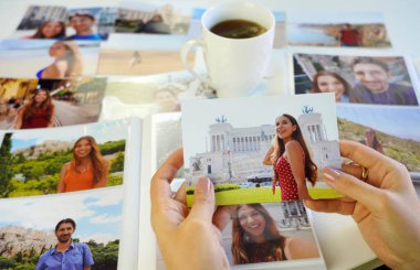 Kadın fotoğraflara bakıyor, bir günlük dinlenme özlemini hatırla.