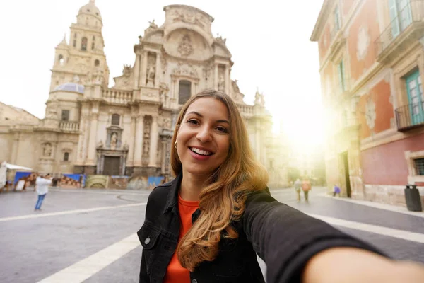 Chica Sonriente Murcia Tomando Una Foto Selfie Con Iglesia Catedral — Foto de Stock