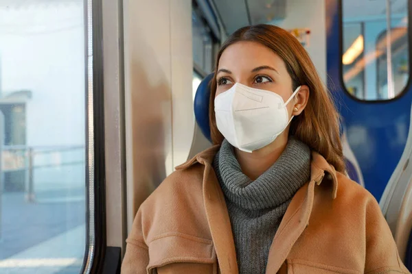 Biznes Kobieta Noszenia Maski Ochronnej Podczas Podróży Środkami Transportu Publicznego — Zdjęcie stockowe