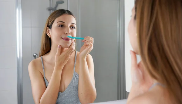 Depilación Facial Bandera Panorámica Hermosa Joven Afeitándose Cara Con Una — Foto de Stock