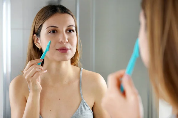 Beautiful Young Woman Shaving Her Face Razor Home Pretty Woman — Stock Photo, Image