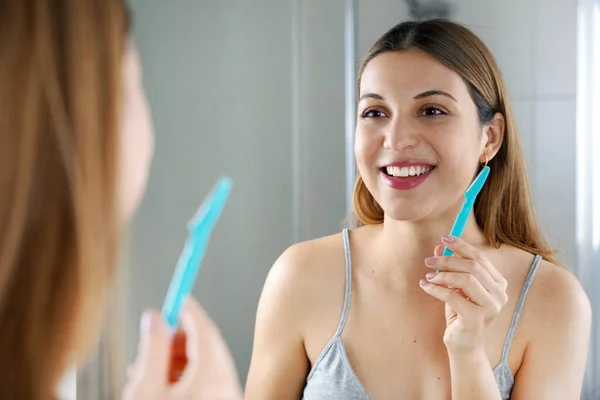 Close Mulher Bonita Segurando Navalha Para Remoção Pêlos Faciais Banheiro — Fotografia de Stock