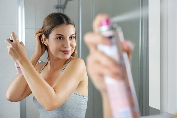 Giovane Donna Che Applica Shampoo Secco Sui Capelli Prima Uscire — Foto Stock