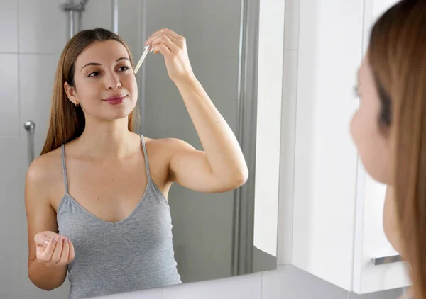 Jonge Skin Care Routine Mooi Meisje Het Aanbrengen Van Een — Stockfoto