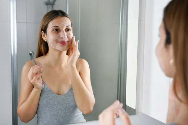 Jovem Rotina Cuidados Com Pele Solução Descascamento Facial Esfoliante Casca — Fotografia de Stock