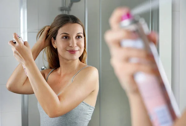 Hermosa Joven Que Aplica Champú Seco Cabello Manera Rápida Fácil — Foto de Stock