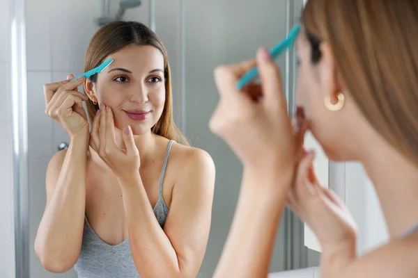 Depilación Facial Hermosa Joven Afeitándose Cara Con Una Navaja Casa — Foto de Stock