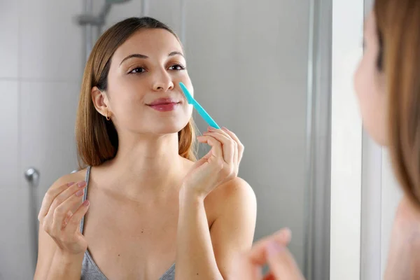 Bella Giovane Donna Caucasica Radersi Viso Rasoio Casa Bella Donna — Foto Stock