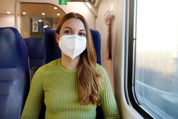 Urban Mobility Safety Covid World 의료용 마스크를 열차에 카메라를 — 스톡 사진