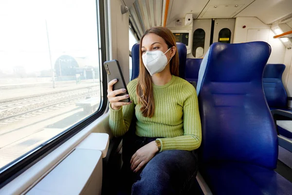 의료용 마스크를 스마트폰 사용하면서 좌석에서 긴장을 있습니다 사업가 여자는 휴대폰 — 스톡 사진
