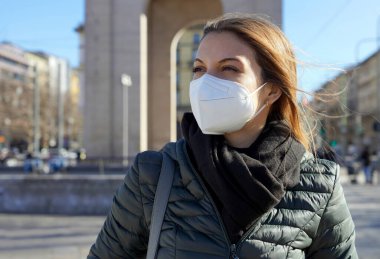 KN95 FFP2 maskesi takan güzel bir kadın solunum hastalıklarına karşı koruyucu.