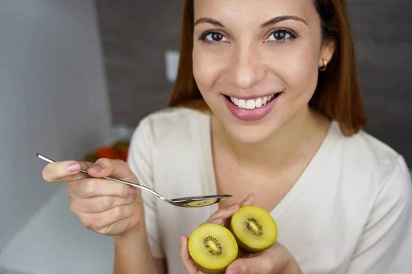 아름다운 여성이 웃으며 집에서 황금빛 열매를 있습니다 위에서 방지제 비타민 — 스톡 사진