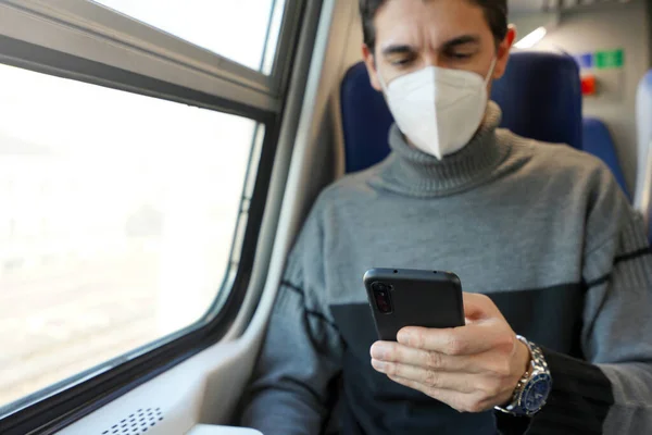 Biznesmen Transporcie Publicznym Pomocą Aplikacji Smartfon Noszenie Maski Ochronnej Twarzy — Zdjęcie stockowe