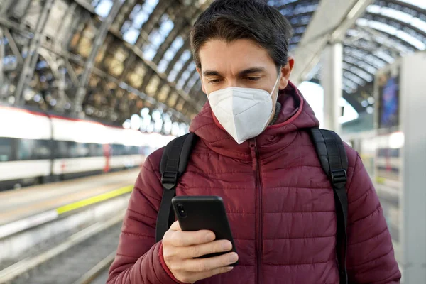 Young Traveler Man Wearing Kn95 Ffp2 Face Mask Train Station — Stock Photo, Image