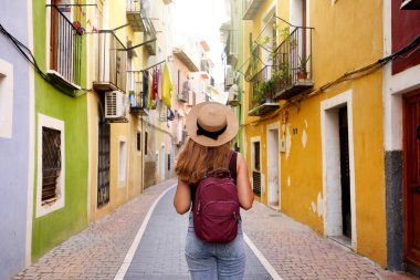 Avrupa seyahatleri. Mutlu turist kız renkli İspanyol köyünü ziyaret ediyor Villajoyosa, Alicante, İspanya.
