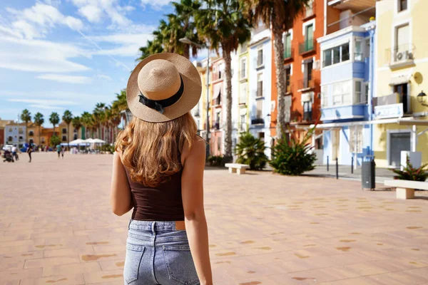 Férias Europa Menina Viajante Feliz Visitando Colorida Aldeia Espanhola Com — Fotografia de Stock