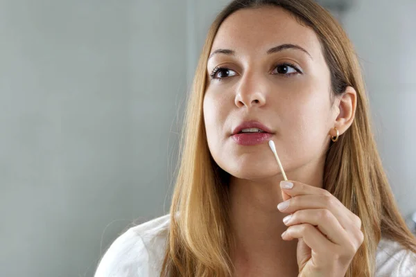 Gros Plan Fille Regarde Dans Miroir Maison Utilisant Des Tampons — Photo