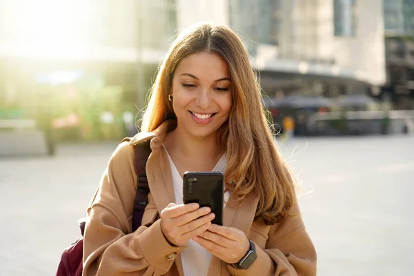 Joven Mujer Alegre Usando Teléfono Celular Mensaje Texto Calle Ciudad —  Fotos de Stock