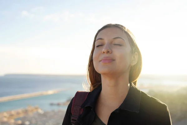 Красивая Молодая Женщина Закрытыми Глазами Дышит Расслабляясь Наслаждаясь Солнцем Закате — стоковое фото