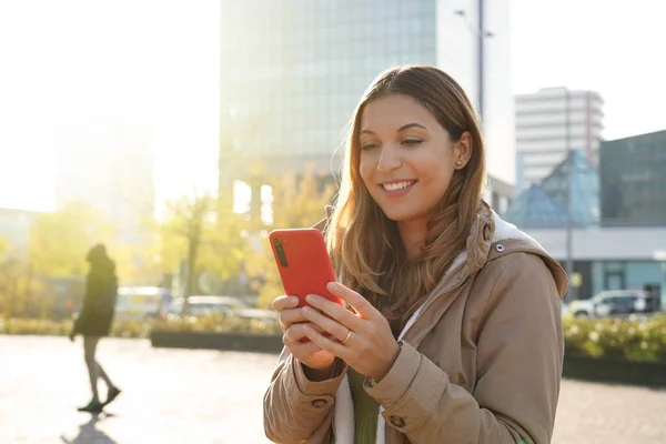 Retrato Chica Aire Libre Usando Smartphone Con Abrigo Invierno Viendo — Foto de Stock