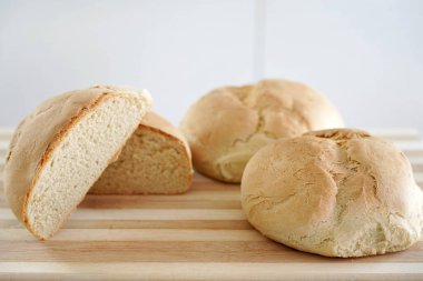 Ahşap masada ev yapımı ekmeğin yakın çekimi. Temel ihtiyaçların yükselen fiyatı.