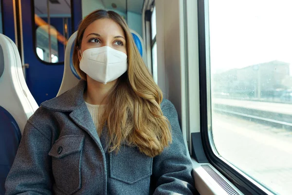 Maska Ochronna Obowiązkowa Transporcie Publicznym Portret Młodej Kobiety Podróżującej Pociągiem — Zdjęcie stockowe
