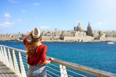 Güney Avrupa 'yı ziyaret ediyorum. Gezgin kız Valletta 'nın şehir manzarasıyla Malta' da geziniyor..
