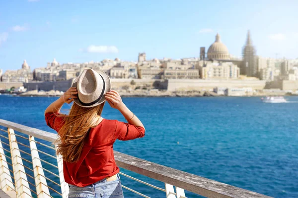 Turystyka Europie Traveler Dziewczyna Trzyma Kapelusz Spacery Wzdłuż Promenady Malta — Zdjęcie stockowe