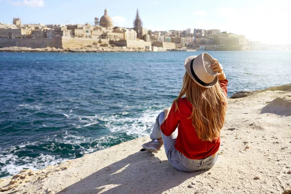 Όμορφη Νεαρή Γυναίκα Καπέλο Κάθεται Πέτρα Δίπλα Στη Θάλασσα Κοιτάζοντας — Φωτογραφία Αρχείου