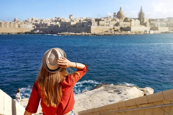 Beautiful Young Woman Hat Descends Stairs Malta Waterfront Looking Panoramic — Stok fotoğraf